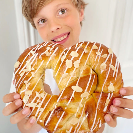 Sweet Pretzel Brunch Box MilsTone Biscuits